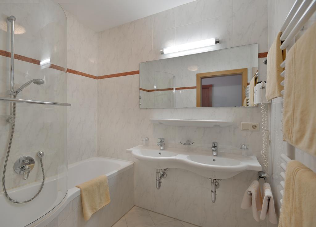 Ferienwohnungen Haus Der Mitte Mayrhofen Bilik gambar