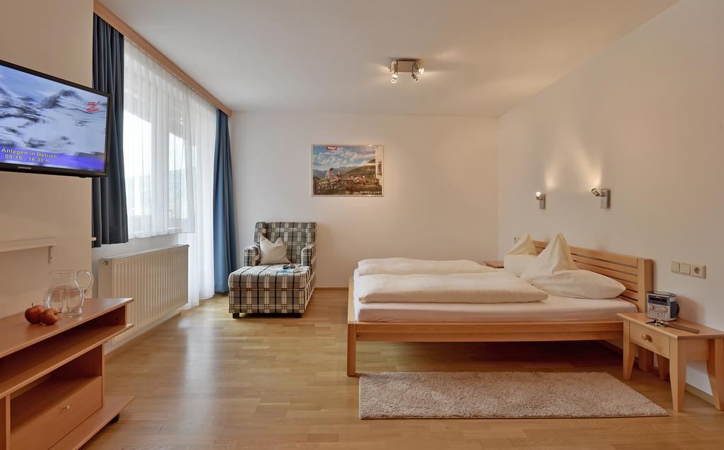 Ferienwohnungen Haus Der Mitte Mayrhofen Bilik gambar