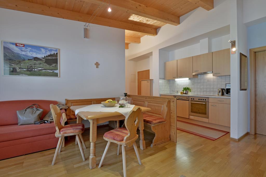 Ferienwohnungen Haus Der Mitte Mayrhofen Bilik gambar